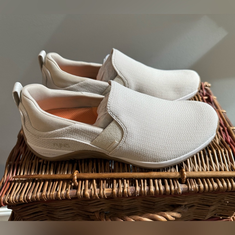 NWT RYKA Size 8 Cream Echo Slip On Shoes